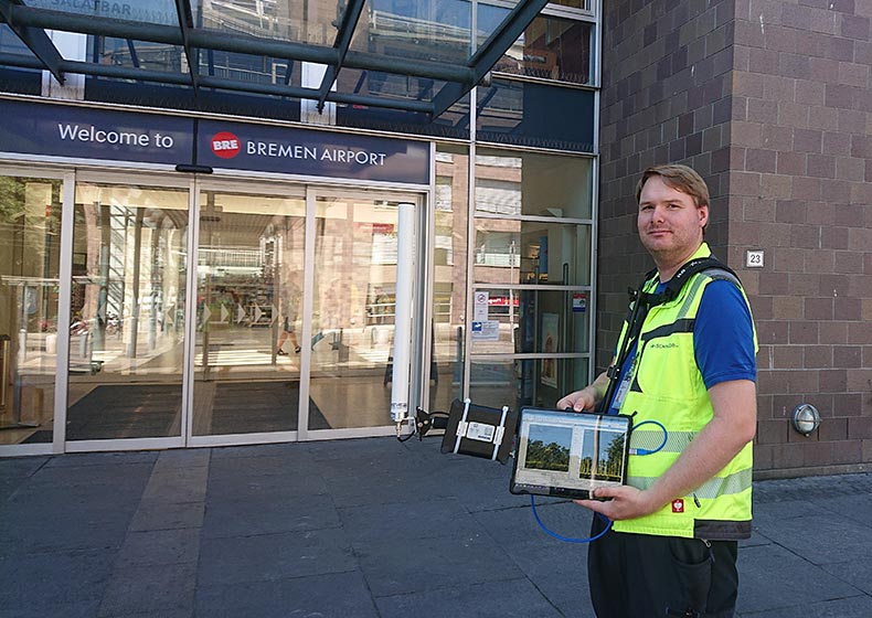 Schnoor Industrieelektronik engineer with Tektronix RSA306B spectrum analyser