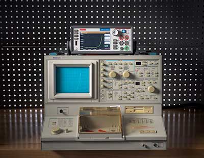 具有 I-V 曲线追踪功能的 Keithley 源测量单元,与 1955 年的原始 I-V 曲线追踪系统相媲美。