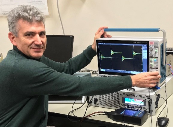 Professor Giovanni Franceschini of the University of Modena uses Tektronix solutions to test high-speed computer transitions.