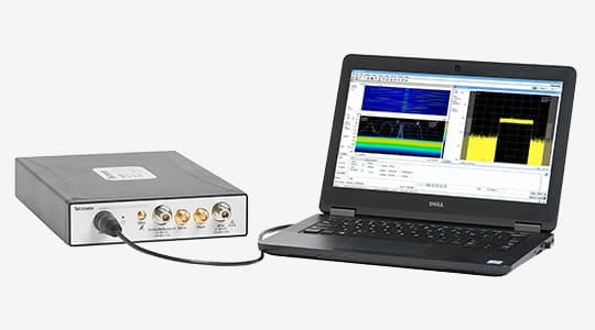 RSA607A 频谱分析仪连接至平板电脑,运行 SignalVu-PC 软件,并显示 DPX 密度触发界面