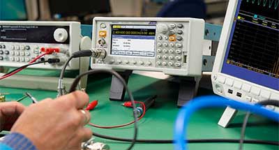 使用 RF 信号发生器的工程师测试信号
