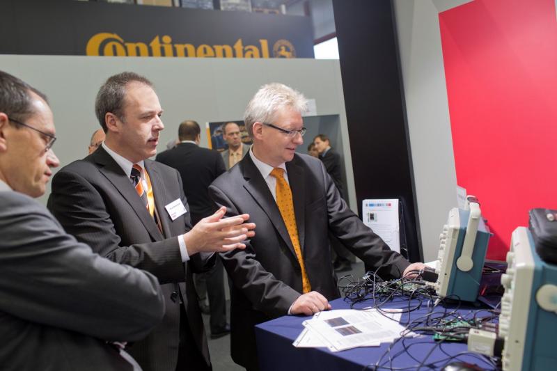 Pic 4 people shot EMEA.jpg Pic20420people20shot20EMEA