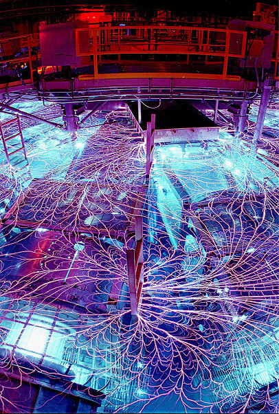 正在进行实验的科学家的照片